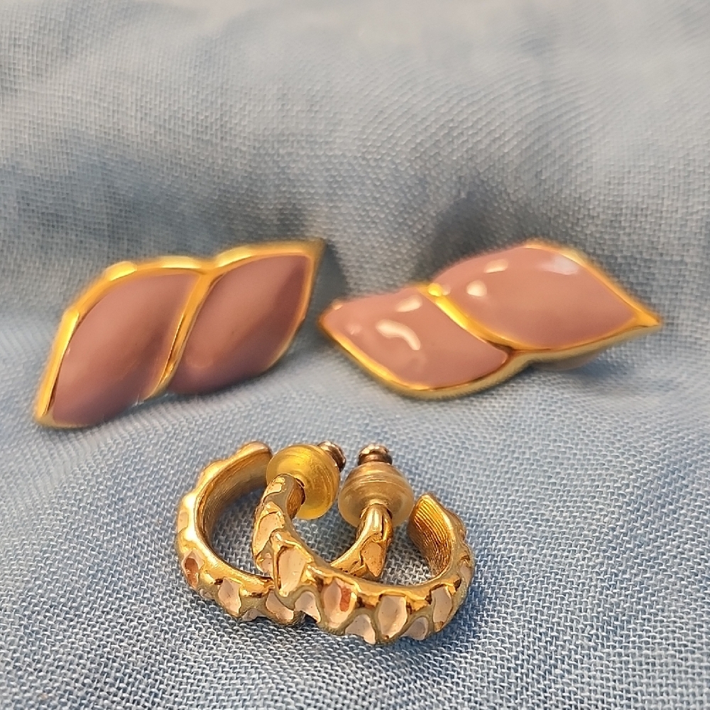 Vintage 70s/80s Gold Tone Pink Enamel & Mother of Pearl Hoop Earrings Set (2 pai